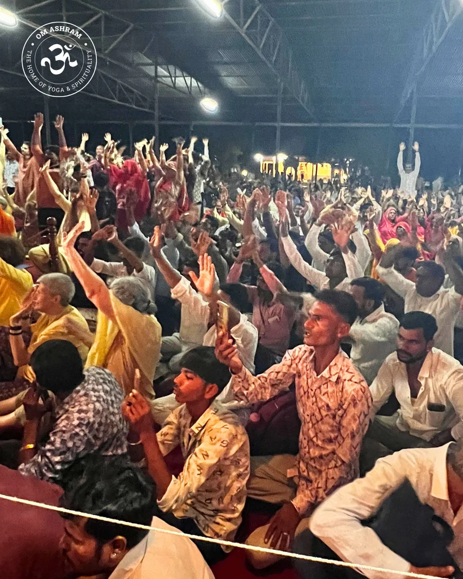 Devotees swaying and clapping to bhajans.